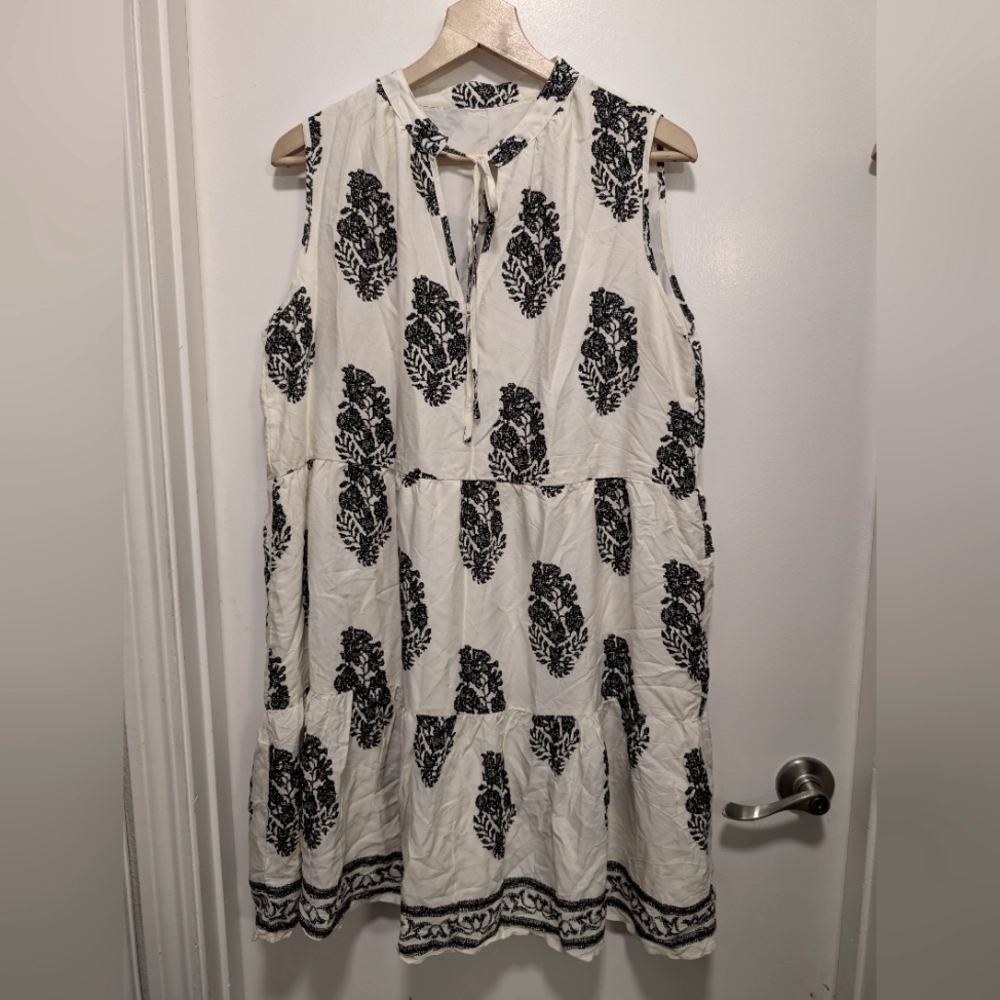 Sleeveless White and Black Leaf Print Dress NWTgs